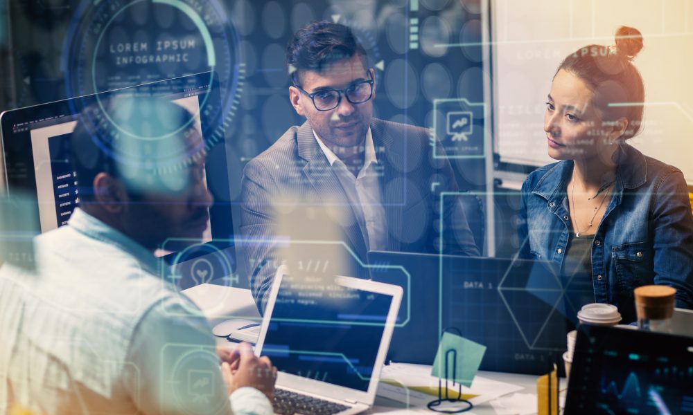 Cómo aplicar la inteligencia artificial en tu negocio. 1 persona trabajando html computadora